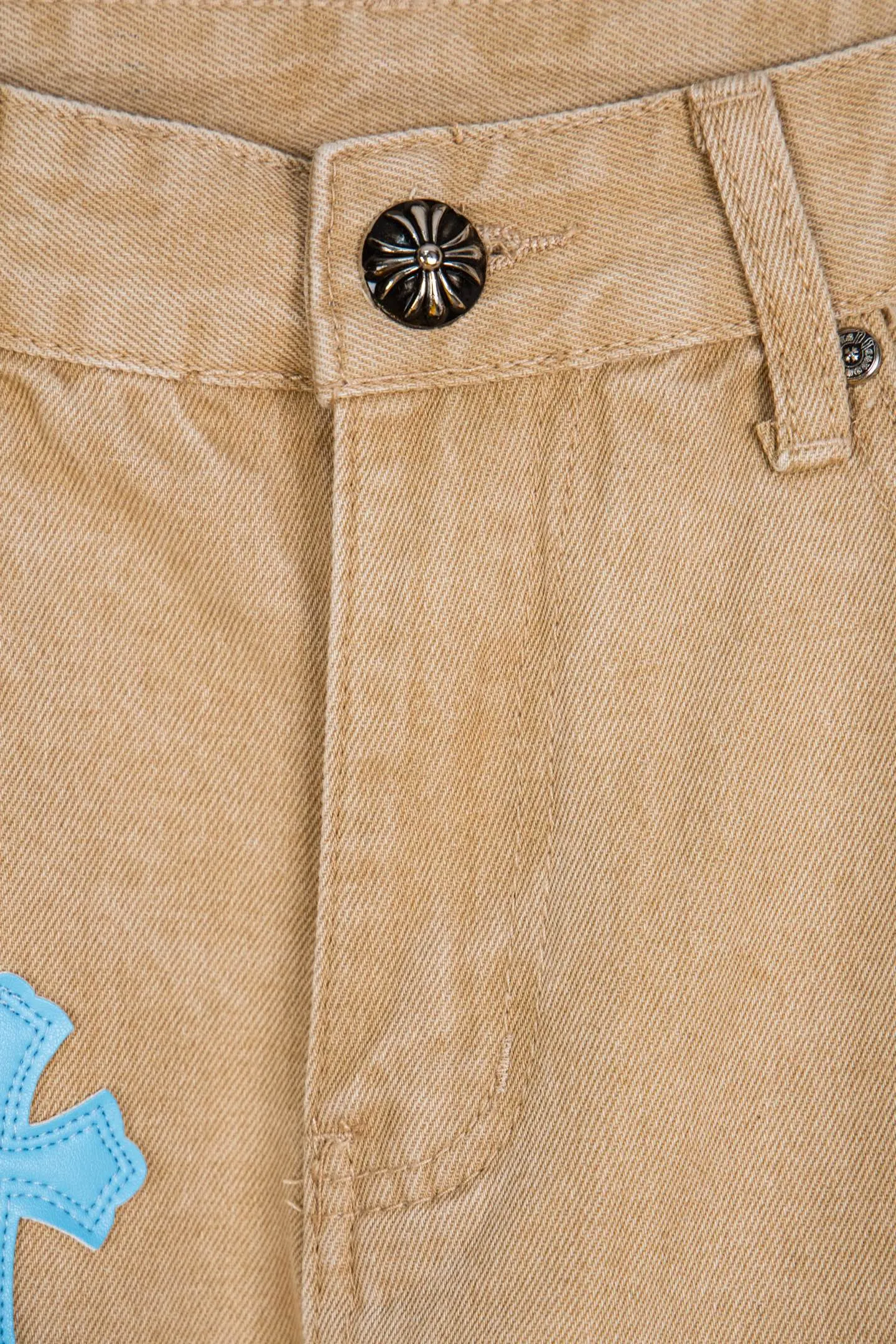P260 top version CH Chromehearts Miami-limited fluorescent blue cross patch khaki jeans, counter price 34W level, patch cross pattern embellishment, washed jeans! ! An absolutely high-end luxury product, a 1.9W-level god-level single product, a super popular product, made by top heavy industry, a magic weapon that cannot be missed! [About Zangyin] This is an extremely luxurious fashion brand that can also be called the aristocracy of the high street. It has always been an exclusive brand for some hipsters or rich second generations. Compared with ordinary high streets, it is more luxurious and noble. Compared with luxury brands, it is more fashionable and individual. It has always been a brand that I have a special liking for. [Top heavy industry fashion design] Consistently high-street luxury style. Speaking of this style, the Zangyin family and GU family are definitely the leading representative brands. Especially the Zangyin family has really achieved a state-of-the-art effect in creating high-street style. The unique washed material is used to create this style. The color system is already quite eye-catching. After it is decorated with patchwork cross flowers, it cleverly highlights the charm of the brand. Secondly, this style uses classic The high-waist cutting design highlights the long legs and fashionable temperament of the upper body. The brand is highly recognizable and the slim fit configuration is more suitable for daily wear. It is a product that interprets personality, fashion, and specifications at a glance. This single product is enough to make any fan excited. It can be a white T-shirt for a youthful college style, or a tight suspender for a royal style. It has strong matching ability and can be easily controlled by men.  [Materials and craftsmanship] Needless to say, this point goes without saying. As an excellent craftsman brand, Zangyin’s requirements for details and craftsmanship are really perfect. The washed color of this model has gone through so many processes, not to mention the embellishment of denim appliques. It is also purely hand-made and sewn. Just like what they believe in, only hand-made things have soul and have the meaning of wear. A top-notch heavy-duty fashionable denim item, I look forward to your perfect interpretation! !  Color: Khaki Size: 28-34